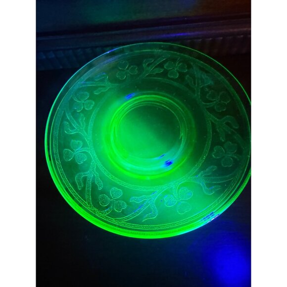 Vintage 30's Set of 2 Green Uranium Saucer Plates Etched Clovers - Picture 4 of 11
